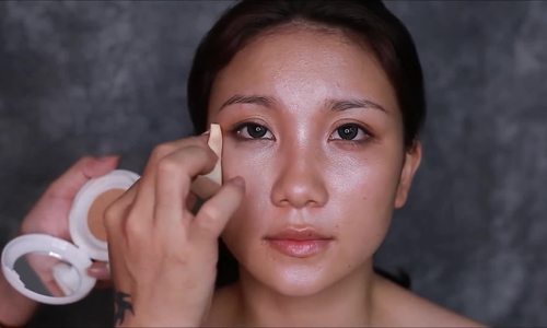 Makeup Hùng Việt chỉ cách đánh nền 'Tơ lụa'