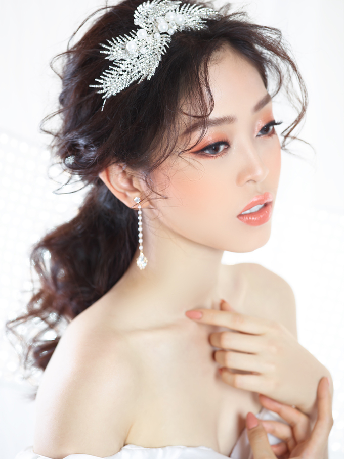 Á hậu Phương Nga hóa tân nương với makeup tông cam