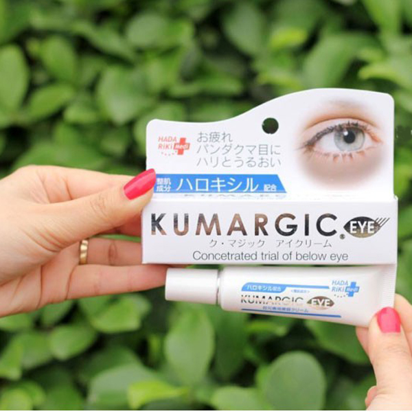 Hadariki Kumargic Eye Cream có chiết xuất vỏ cam, chiết xuất lá xô thơm và Hydroxylated K, giúp kích thích sự lưu thông của các mạch máu dưới vùng da quanh mắt, tăng độ đàn hồi, giảm các dấu hiệu lão hóa sớm. Giá tham khảo: 220.000 đồng.