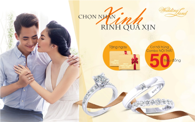 Mỗi mùa trong năm, Wedding Land thuộc Tập đoàn Vàng bạc đá quý DOJI - thương hiệu trang sức cưới được nhiều cặp đôi yêu thích đều cho ra mắt những thiết kế nhẫn bắt kịp xu hướng, giá thành hợp lý. Nhằm san sẻ nỗi lo ngân sách với các cặp đôi, từ ngày 8/12/2018 đến 3/1/2019, khi chọn bất cứ mẫu nhẫn cưới nào của Wedding Land, bạn sẽ nhận một bộ chăn ga gối sang trọng và thẻ cào trúng giải trị giá tới 50 triệu đồng.