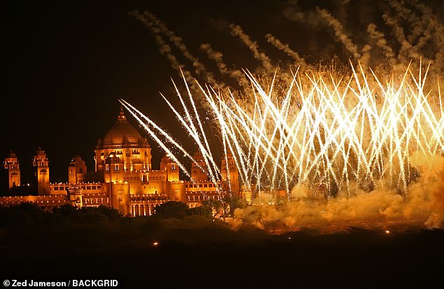 Pháo hoa trước cung điện Umaid Bhawan trong buổi lễ Sangeet.