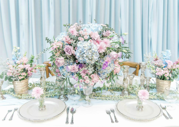 Realweddings gợi ý cho bạn ý tưởng về hôn lễ với hai màu xanh French blue và soft lavender (tím nhạt), tạo nên không gian thơ mộng cho ngày vui.