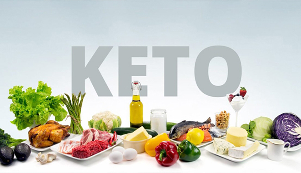 Chế độ ăn kiêng Keto Đây là chế độ ăn kiêng được tìm kiếm nhiều nhất trong năm qua. Keto là chế độ ăn giàu chất béo lành mạnh, vừa phải protein và ít carb. Mục đích của chế độ này là đưa cơ thể đến trạng thái ketosis, nơi bạn đốt cháy chất béo để lấy năng lượng chứ không phải carbs, từ đó giảm được cân. 