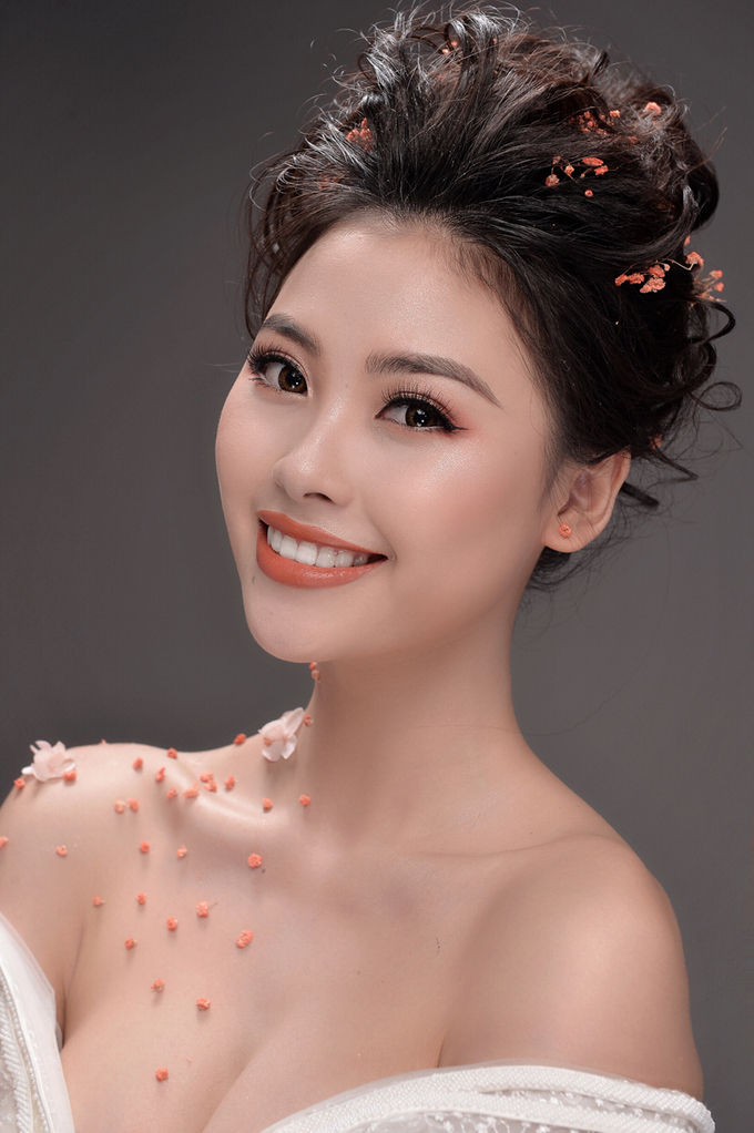 Hoàng Anh, Đào Thị Hà điệu đà với makeup cô dâu mùa xuân