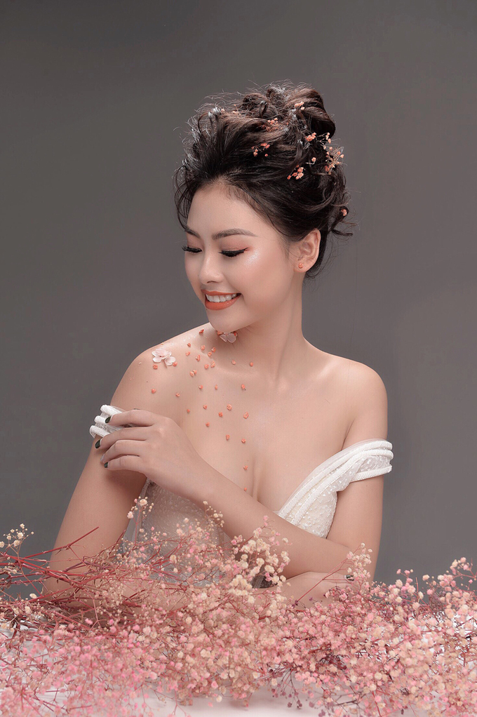 Hoàng Anh, Đào Thị Hà điệu đà với makeup cô dâu mùa xuân