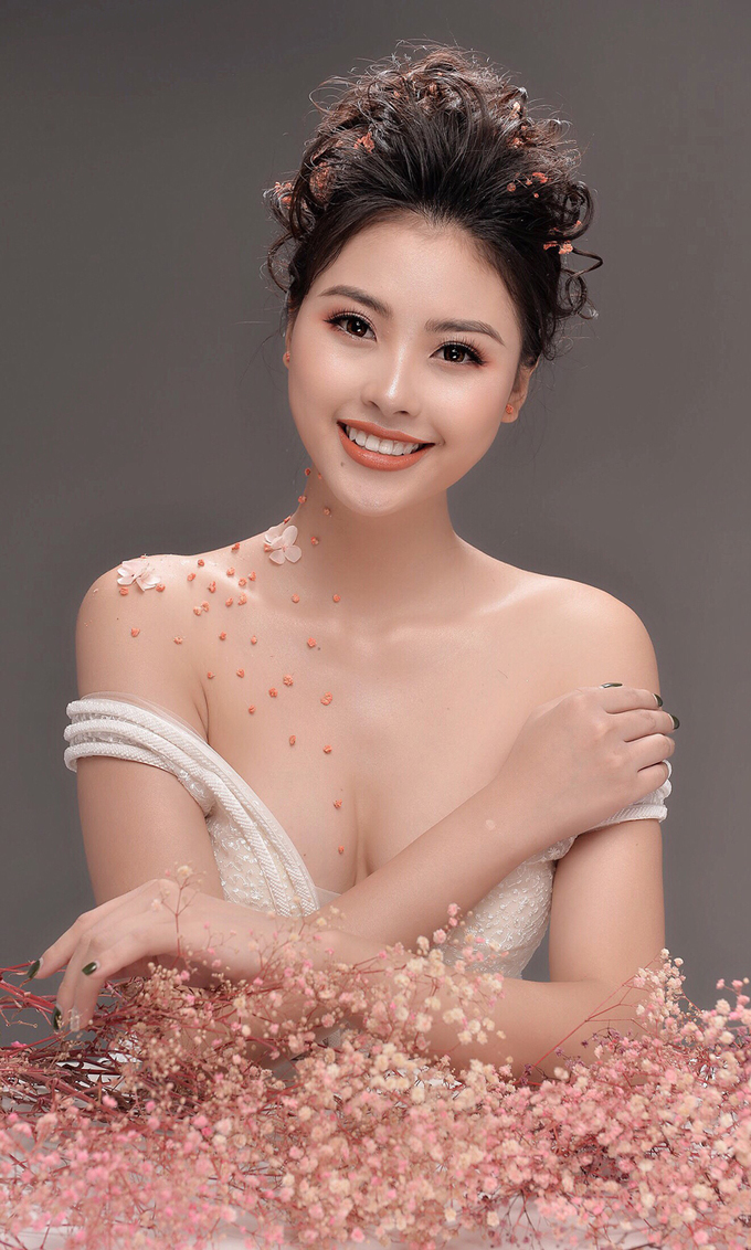 Hoàng Anh, Đào Thị Hà điệu đà với makeup cô dâu mùa xuân