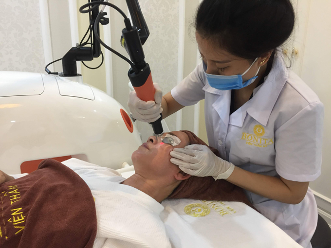 Chuyên gia tiến hành trị nám cho nghệ sĩ Lan Hương bằng công nghệ Laser Complete.