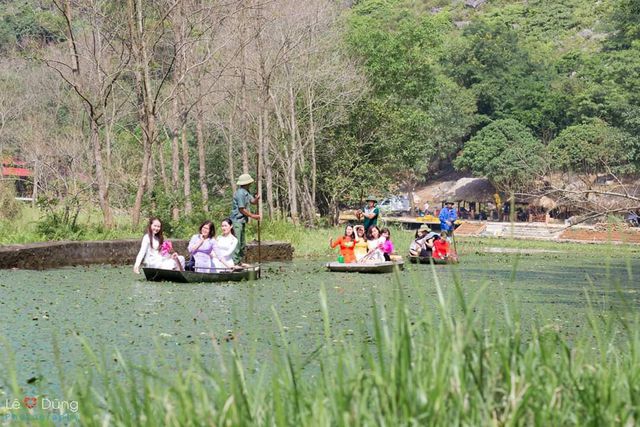 Mỗi ngày có hàng trăm du khách đổ về đây tham quan, chiêm ngưỡng.