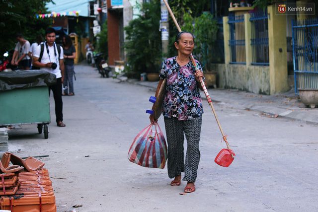 Người mẹ 60 năm chạy theo đút cơm cho con - 7