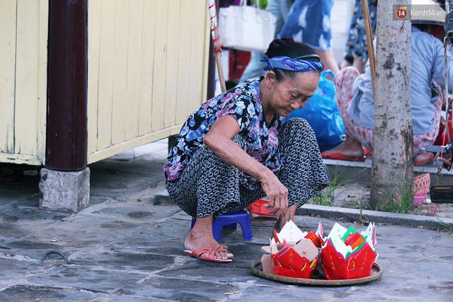 Người mẹ 60 năm chạy theo đút cơm cho con - 8